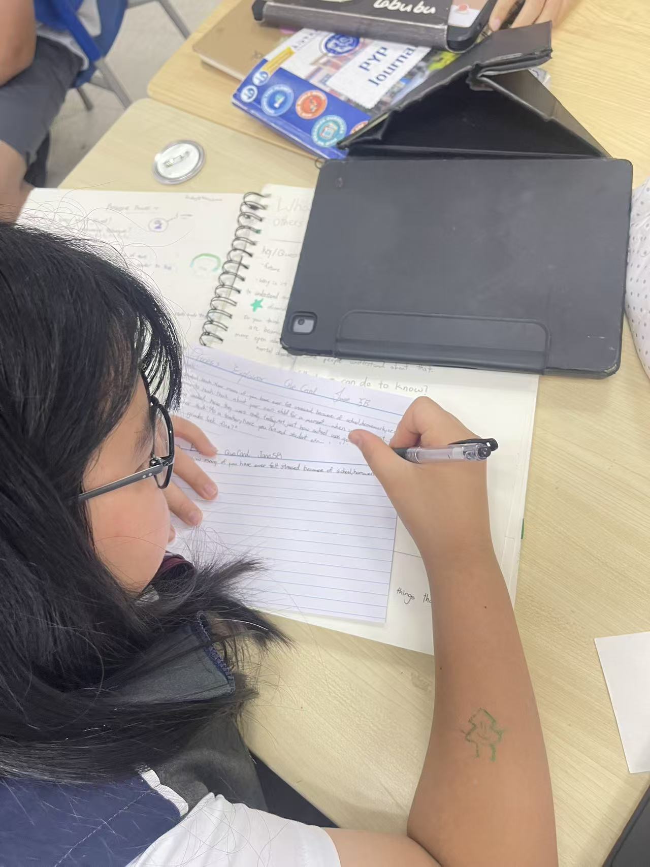 Drafting cue cards. Groups pulled up a chair to their project maps and chose the information that mattered most.